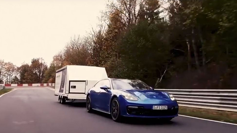 Πόσο γρήγορα μπορεί να πάει μία Porsche με τρέιλερ;